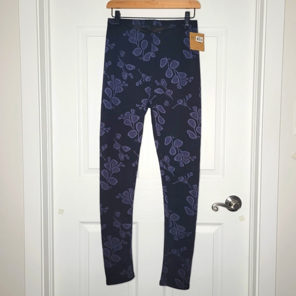 Stylish Women's insulated leggings with leaf pattern